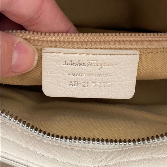 Vintage Ferragamo shoulder bag - Picture 6 of 7